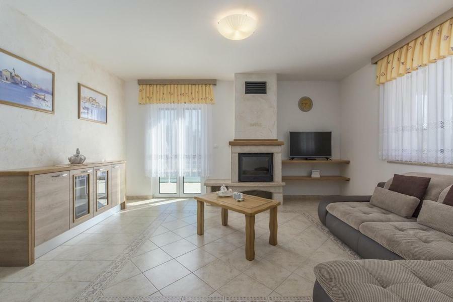 Mateja Villa Karigador